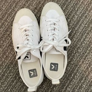 Veja Size 8 Canvas Sneakers